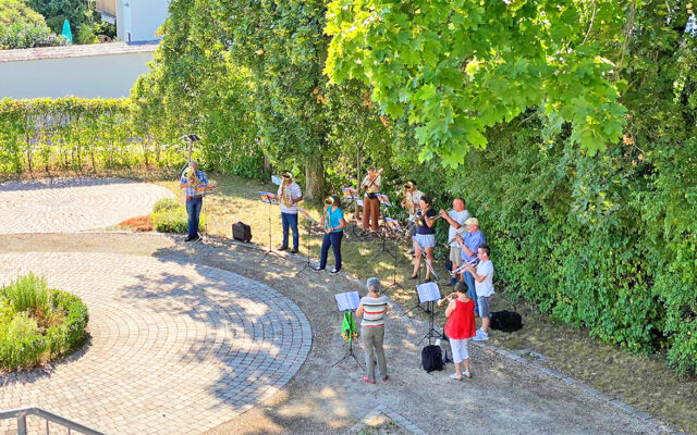 Bayreuther Posaunenchor gibt Open-Air-Konzert für Seniorinnen und Senioren.