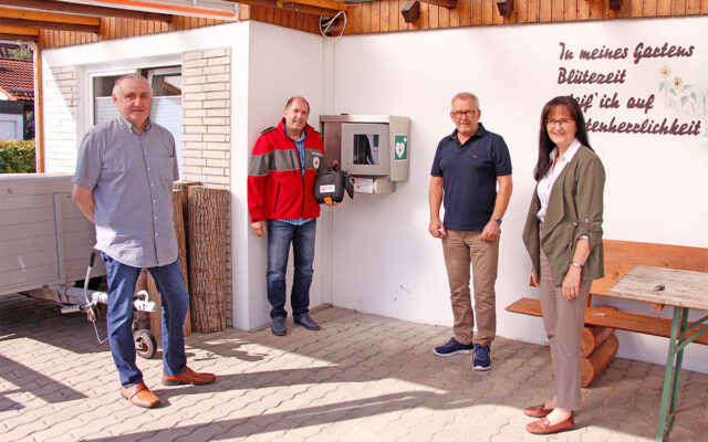 Inbetriebnahme des öffentlich-zug#änglichen Defibrillators am Donndorfer Siedlerheim.