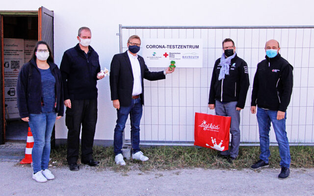 Übergabe hochwertiger Kuscheltiere der Mistelbacher Firma Sigikid an das Rote Kreuz Bayreuth am gemeinsamen Corona-Testzentrums der Stadt und des Landkreises Bayreuth in Achig (Bayreuth).