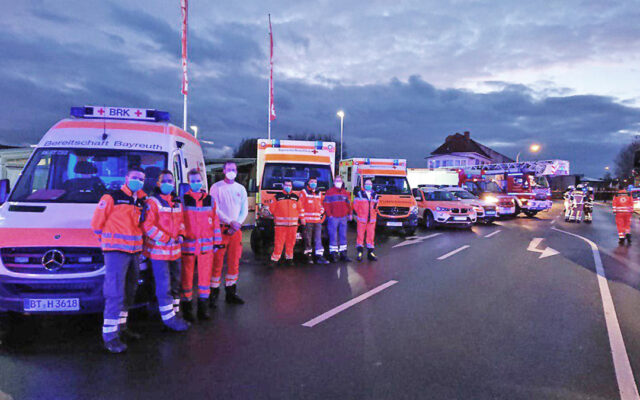 Einsatzkräfte des BRK Kreisverbandes Bayreuth bei der Absicherung der Arbeiten der eingesetzten Polizisten und Feuerwehrleute, nach der Meldung eines verdächtigen Objektes an einem Bayreuther Supermarkt.