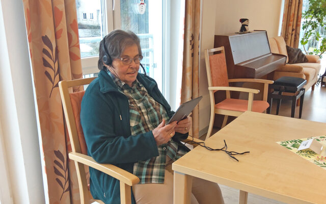 Seniorinnen und Senioren im BRK Altstadtpark halten Dank einer Spende digitalen Kontakt zu ihren Angehörigen.