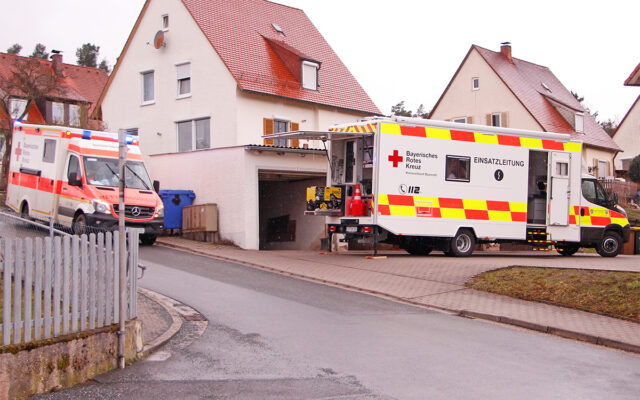 Ehrenamtliche Kräfte des Roten Kreuzes im Einsatz bei Brand in Bindlach.