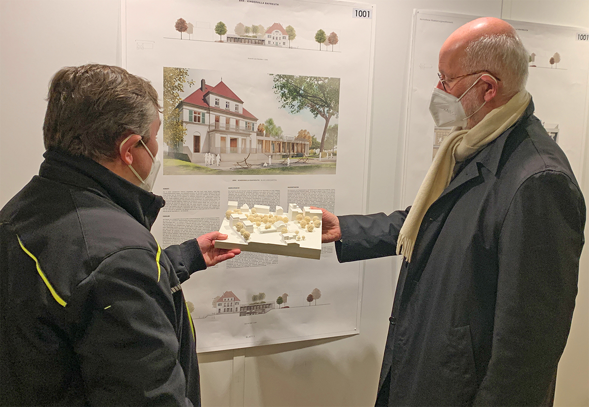 Entwurf & Modell der BRK Kindervilla: Peter Maisel (Vorstandsvorsitzender des BRK Kreisverbandes Bayreuth, l.) und Dipl. Ing. Christoph Gatz (Architekt aus Bamberg, Preisgerichtsvorsitzender, r.).