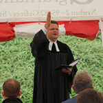 Pfarrer Günter Daum beim kirchlichen Segen des RD-Stellplatzes in Streitau.