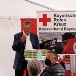 Altlandrat Hermann Hübner (stv. Vorsitzender BRK Kreisverband Bayreuth) bei der feierlichen Inbetriebnahme RD-Stellplatz Streitau.