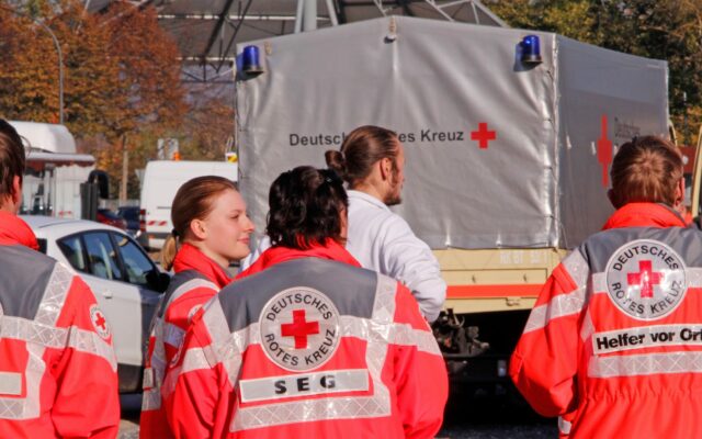 12 Stunden im Einsatz bei Bombenfund in Bayreuth – BRK unterstützt Evakuierungsmaßnahmen für Bombenräumarbeiten.