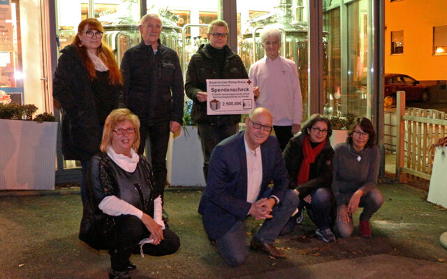 BRK-Impfhelferinnen und -Impfhelfer spenden für die vom Hochwasser betroffenen Gebiete im Ahrtal.