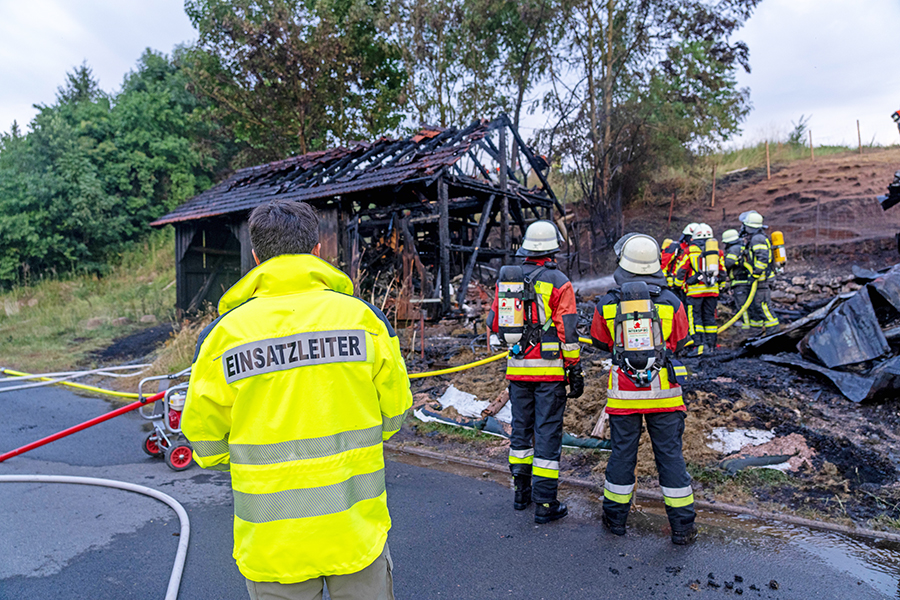 Einsatzleiter Rettungsdienst beobachtet die löscharbeiten der Feuerwehren bei einem Stallbrand.