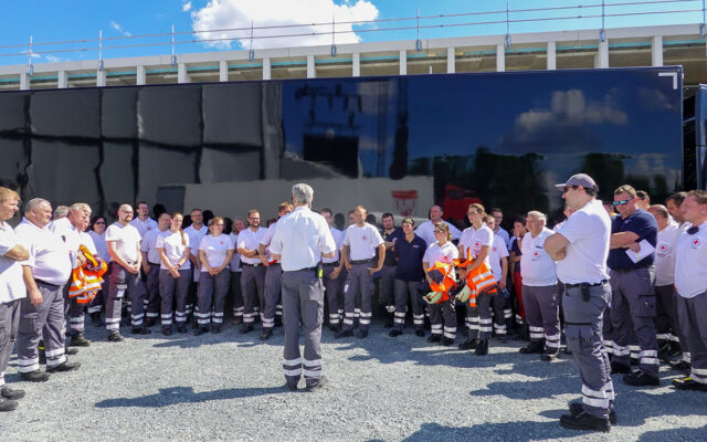 EInsaztkräfte der Bereitschaften des BRK Kreisverbandes Bayreuth beim Einsatzbriefing.