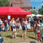 Besucherinnen und Besucher des 1. Famileinfestes in Bayreuth stehen Schlange um ihre Preise bei der Verlosung es Glückshafen einzulösen.