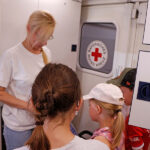 Kinder besichtigen das Innere eines Rettungswagens.