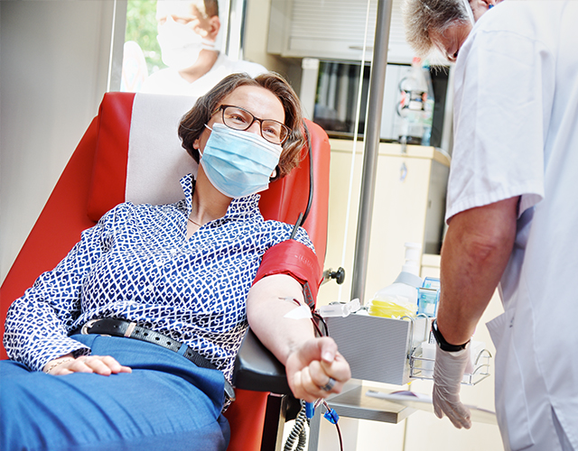 Frau ist beim Blutspenden