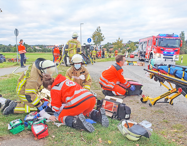 BRK und Feuerwehr bei einem Übungseinsatz