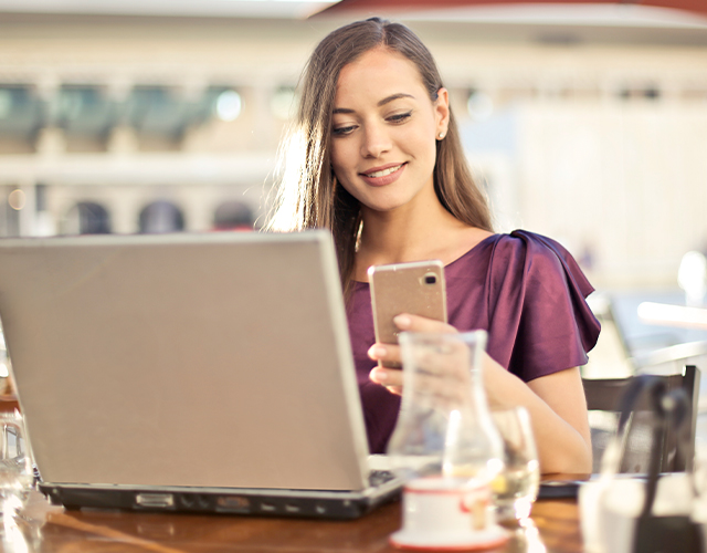 Junge Frau nutzt ihr Smartphone