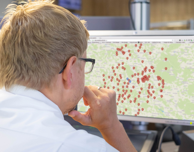 Mitarbeiter der Leitstelle blickt auf den Monitor