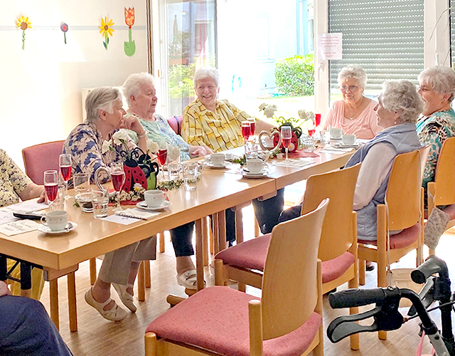 Gruppe von älteren Leuten an einem Tisch