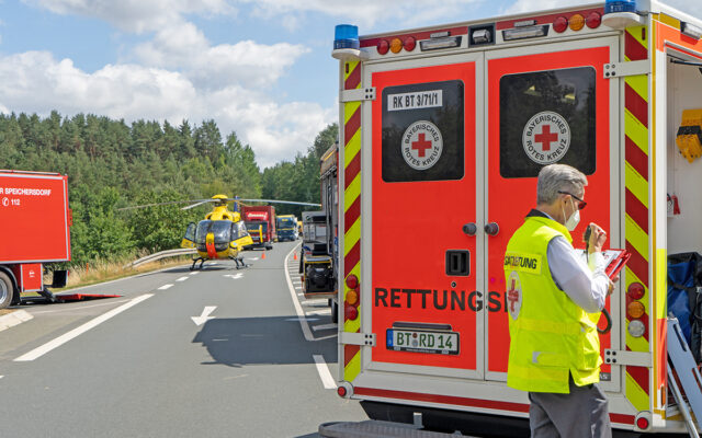 Rettungshubschrauber und BRK-Einsatzleiter bei einem Verkehrsunfall bei Seybotenreuth (Weidenberg).