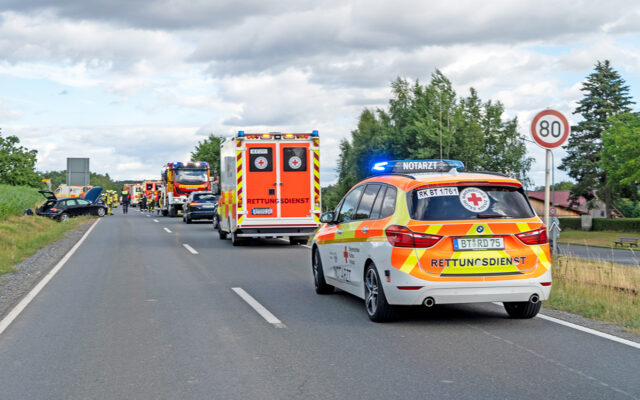 Rettungsfahrzeuge beim Einsatzort bei Untersteinach.