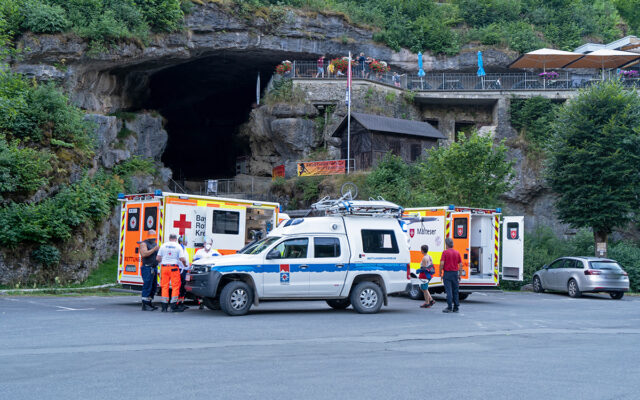 Einsatzfahrzeuge der Bergwacht und des BRK-Rettungsdienste vor der Teufelshöhe in Pottenstein.