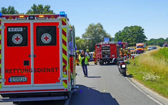 Einsatzkräte des BRK Bayreuth im Einsatz bei einem schweren Verkehrsunfall bei Gesees.