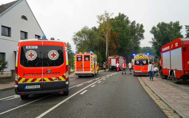 Einsatzfahrzeuge des BRKs an der einer Unfallstelle