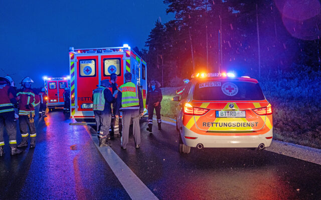 Einsatzwagen des BRKs an einer Unfallstelle auf der A9 bei Trockau