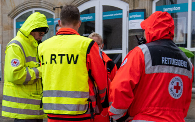 Rettungskräfte beim Einsatz.