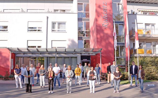 Die Azubis der BRK-Senioreneinrichtngen in Bayreuth vor dem Gebäude des BRK-Ruhesitzes werden von Abtelungs- und Fachbereichsleitung herzlich zu ihrem Ausbildungstart begrüßt.