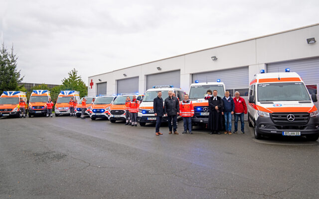 11 neue Einsatzfahrzeuge vor dem K-Schutzzentrum Bayreuth-Süd, mit Oberbürgermeister der Stadt Bayreuth Thomas Ebersberger und der Landrat des Landkreises Bayreuth Florian Wiedemann.