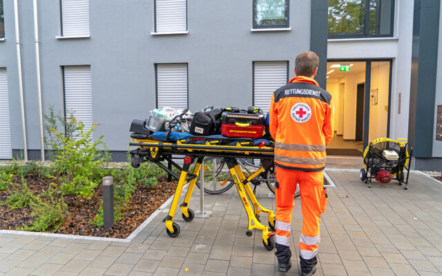 Mitarbeiter des BRK-Rettugnsdienstes Bayreuth am Einsatzort.