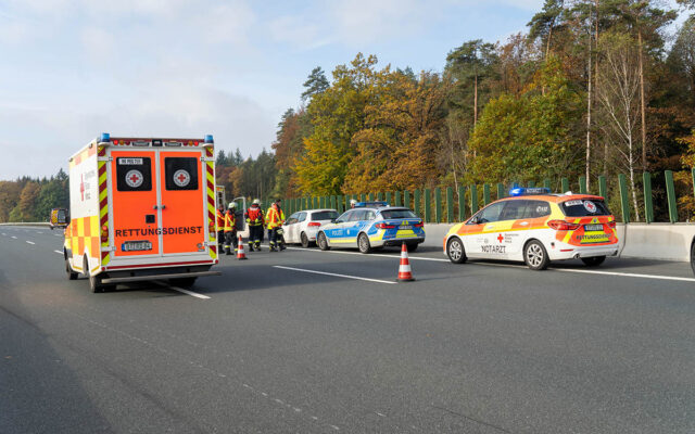 Einsatzkräfte von Rettungsdienst und Polizei an der Einsatzstelle auf der A9 bei Trockau.