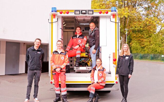Rettungsdienstleitung und Praxisanleiter:innen begrüßen die neuen Auszubildenden des BRK-Rettungsdienstes Bayreuth.