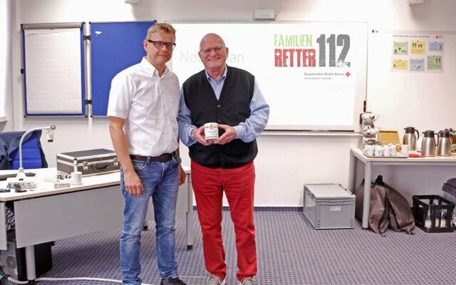 Leiter der Führungsgruppe Katastrophenschutz der Stadt Bayreuth Ulrich Pfeifer (r.) als Schirmherr bei der Kick-Off-Veranstaltung der Initiative Familienretter112 des BRK Bayreuth, zur Stärkung von Selbst- und Fremdhilfefähigkeiten im Katastrophenfall in der Bevölkerung. Mit im Bild BRK-Kreisgeschäftsführer Markus Ruckdeschel (l.).