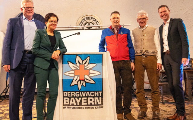 Michael Eichner – Bereitschaftsleiter der Bergwacht Bayreuth – und Honoratioren zum Festakt 100 Jahre Bergwacht Bayreuth.