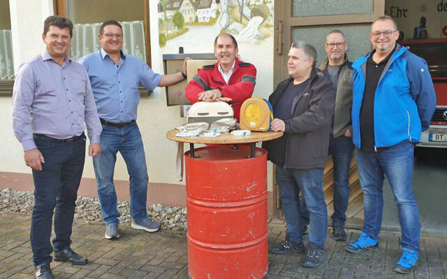 Inbetriebnahme der Notfallstation (inklusive Defibrillator) in Tüchersfeld mit Bürgermeister Stefan Frühbeißer (Stadt Pottenstein) und Karl Bernet (BRK AED-Instruktor).