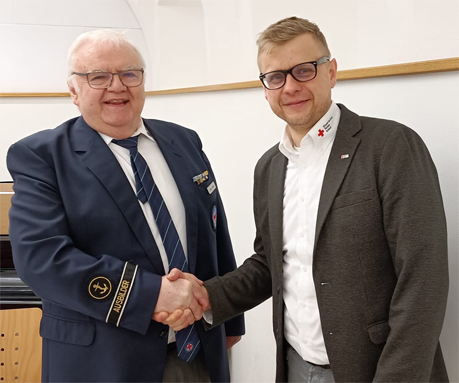 Vorsitzender der Kreiswasserwacht Bayreuth Hans Joachim Seibel gratuliert Markus Ruckdeschel (l.) zur Wahl zum Kassier und Schriftführer der neugegründeten Wasserwacht Ortsgruppe Gefrees.