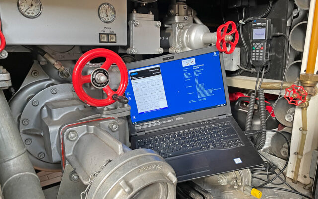 Aufspielen des Updates - Laptop und Digitalfunkgerät im Maschinenbereich eines Feuerwehrfahrzeuges