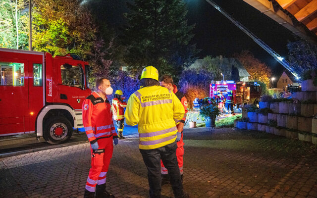 Einsatzleiter Rettungsdienst und Sanitäter am Einsatzort.