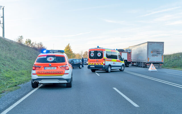 Einsatzfahrrzeuge des BRK-Rettungsdienstes am Einsatzort.