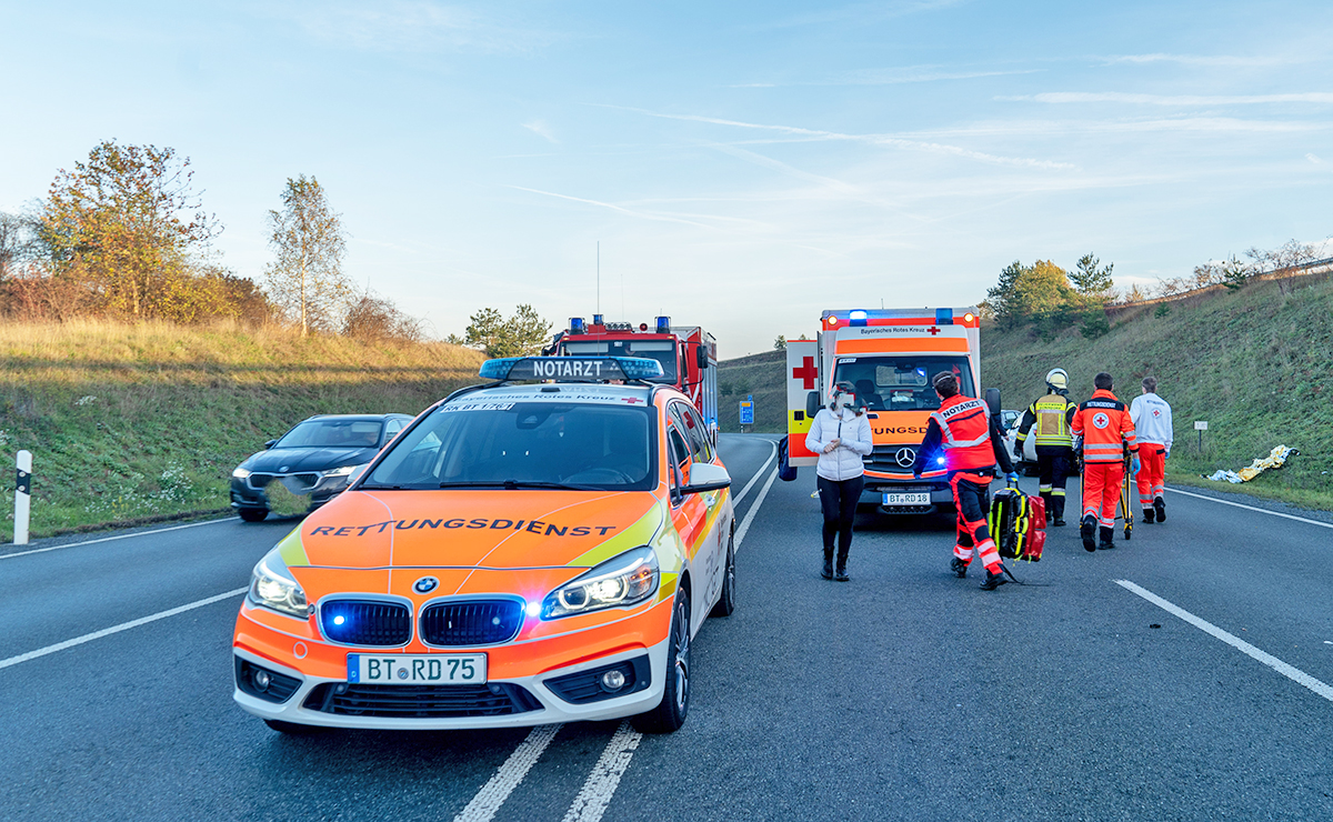 Einsatzfahrrzeuge des BRK-Rettungsdienstes am Einsatzort.