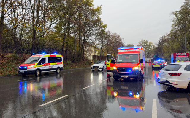 Unfallort in der Bayreuther Scheffelstraße mit verunfallten PKWs und Einsatzfahrzeugen der Rettungskräfte und der Polizei.