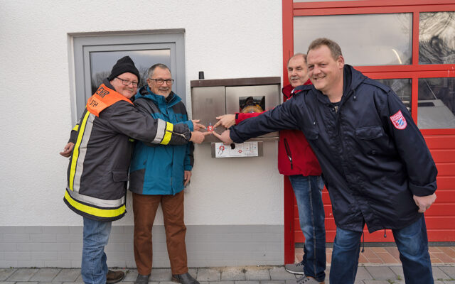 Inbetriebnahme des öffentlich-zugänglichen Defibrillators in Bärnreuth. Im Bild (v.l.n.r.): Bernd Sellheim (2. Kommandant der Feuerwehr Bärnreuth), Jürgen Zinnert (1. Bürgermeister der Stadt Bad Berneck), Karl Bernet (BRK Kreisverband Bayreuth), und Marco Riedelbauch (1. Kommandant der Feuerwehr Bärnreuth).