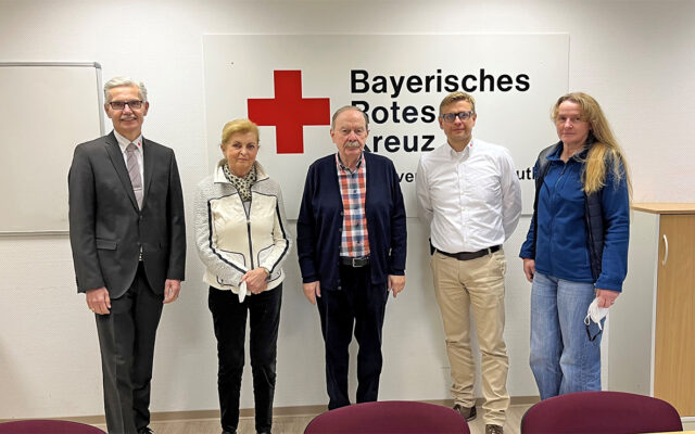 Gisel und Jörg Schön bei der Übergabe der Spende der Gisela und Jörg Schön-Stiftung in Höhe von 5.000 Euro für die BRK-Ferienfreizeit an den BRK-Kreisverband Bayreuth. Im Bild (v.l.n.r.): Richard Knorr (stv. BRK-Kreisgeschäftsführer Bayreuth), Gisela Schön, Jörg Schön, Markus Ruckdeschel (BRK-Kreisgeschäftsführer Bayreuth) und Susanne Bühner (BRK-Abteilungsleiterin Wohlfahrt & Soziales).