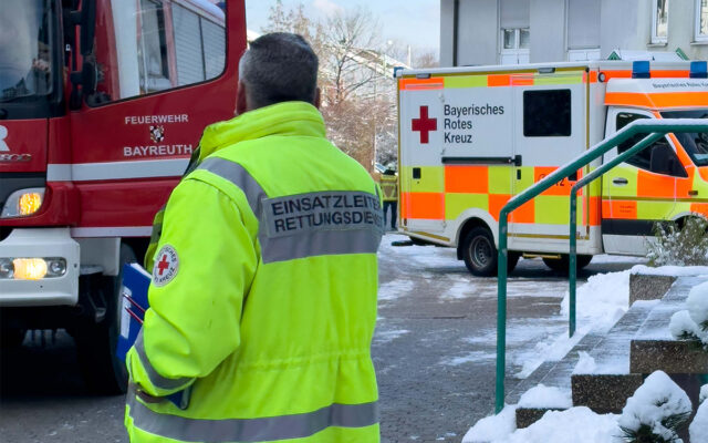 Einsatzkräfte des BRKs und der Feuerwehr am Einsatzort.