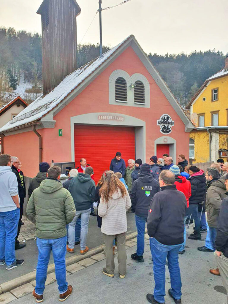 Feierliche Inbetriebnahme des öffentlich-zugänglichen Defis in Goldmühl (bei Bad Berneck). Großer Zuspruch der Goldmühler Bevölkerung.