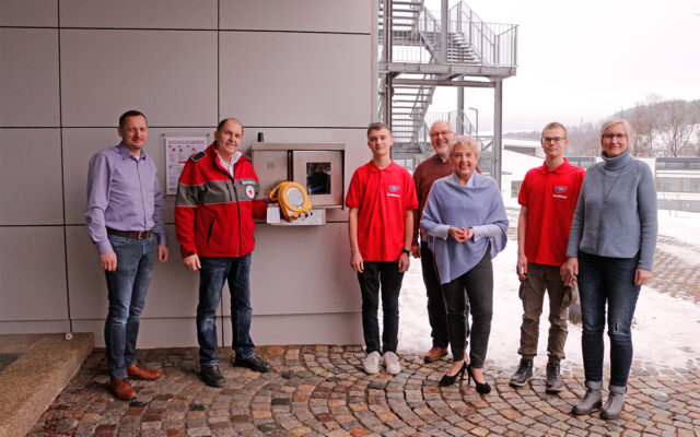 Offizielle Inbetriebnahme des öffentlich-zugänglichen Defibrillators am Haupteingang der Jacob-Ellrod-Schule in Gefrees. Seit Januar steht dieser für die Sicherheit der Bevölkerung im Notfall zur Verfügung und erweitert die Möglichkeiten zur Erstversorgung des Schulsanitätsdienstes. Oliver Dietel (Bürgermeister Stadt Gefrees), Karl Bernet (Projektkoordinator Defi-Netzwerk Bayreuth, BRK Bayreuth), Elias Schoberth (Schulsanitäter Jacob-Ellrod-Schule Gefrees), Jürgen Keil (Vorstand Evangelische Erziehungsstiftung Gefrees), Petra Anstötz-Eller (Schulleiterin der Jacob-Ellrod-Schule Gefrees), Paul Hertrich (Schulsanitäter Jacob-Ellrod-Schule Gefrees) und Petra Gampert (Elternbeiratsvorsitzende Jacob-Ellrod-Schule Gefrees).