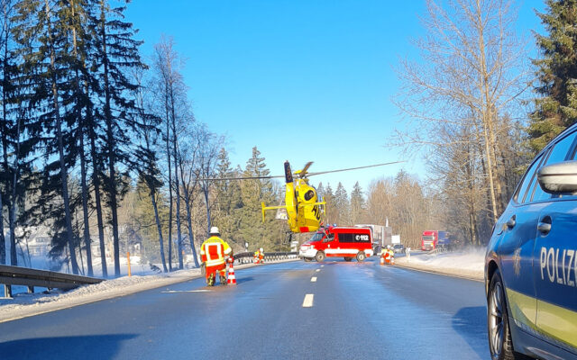 Einsatzkräfte am Einsatzort auf der B 303 bei Karches.