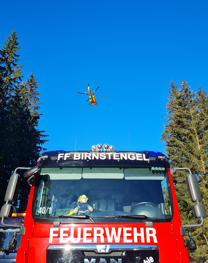 Einsatzkräfte am Einsatzort auf der B 303 bei Karches.