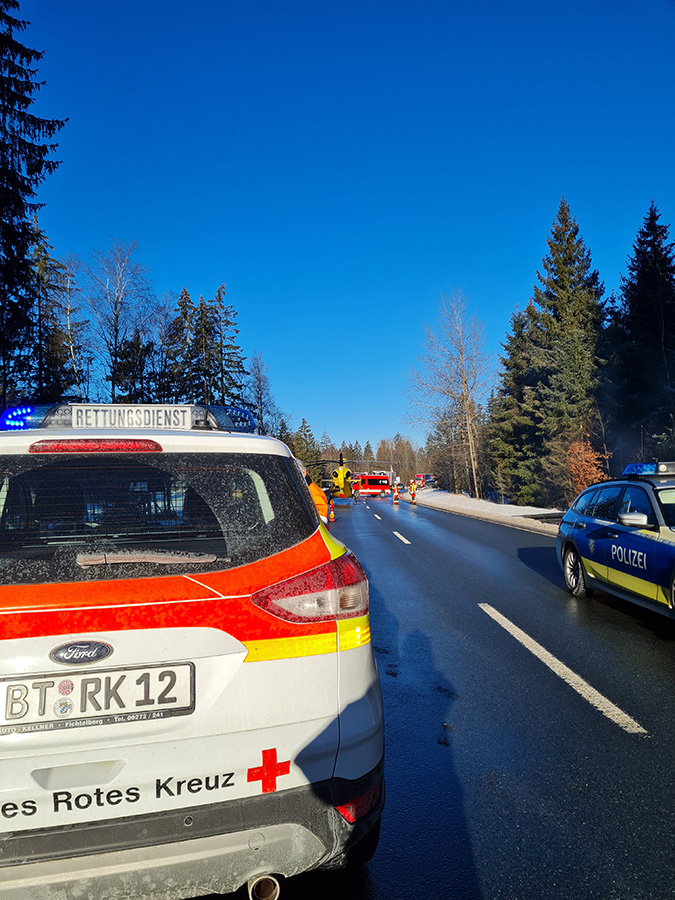 Einsatzkräfte am Einsatzort auf der B 303 bei Karches.