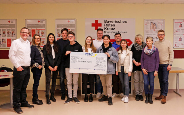 Übergabe einer Spende in Höhe von 2.000 Euro der Vema eG an das BRK Bayreuth als Dank für den gelungene Azubiaustausch.
